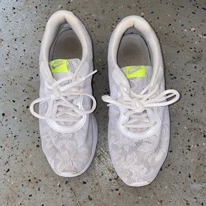 Nike white flower print tennis shoes